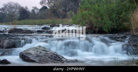 Langzeitaufnahme der Popa-Wasserfälle am Kwando-Fluss in Namibia, Afrika Stockfoto