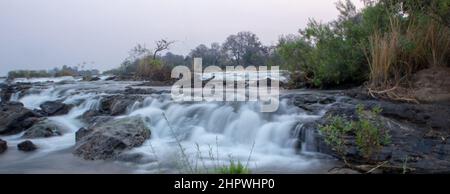 Langzeitaufnahme der Popa-Wasserfälle am Kwando-Fluss in Namibia, Afrika Stockfoto