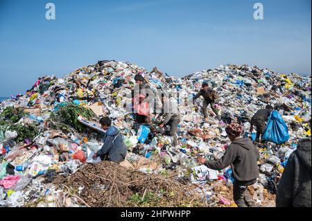 Beirut, Libanon. 18th. Februar 2022. Tagelöhner sammeln recycelbare Gegenstände auf einer Deponie. Inmitten der schlimmsten Wirtschaftskrise im Libanon droht der Abfallwirtschaft ein neues tief. (To dpa: 'Wirtschaftskrise im Libanon - der ärmste Kampf um den Müll') Quelle: Arne Bänsch/dpa/Alamy Live News Stockfoto