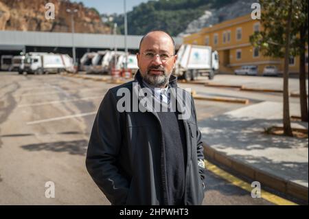 Beirut, Libanon. 18th. Februar 2022. Walid BU Saad, Chief Financial Officer des libanesischen Abfallunternehmens Ramco, steht auf dem Firmengelände. Inmitten der schlimmsten Wirtschaftskrise im Libanon droht der Abfallwirtschaft ein neues tief. (To dpa: 'Wirtschaftskrise im Libanon - der ärmste Kampf um Müll') Quelle: Arne Bänsch/dpa/Alamy Live News Stockfoto