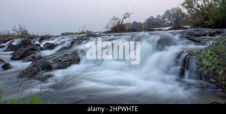 Langzeitaufnahme der Popa-Wasserfälle am Kwando-Fluss in Namibia, Afrika Stockfoto