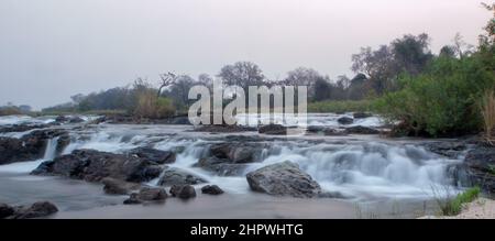 Langzeitaufnahme der Popa-Wasserfälle am Kwando-Fluss in Namibia, Afrika Stockfoto