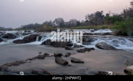 Langzeitaufnahme der Popa-Wasserfälle am Kwando-Fluss in Namibia, Afrika Stockfoto