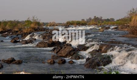 Langzeitaufnahme der Popa-Wasserfälle am Kwando-Fluss in Namibia, Afrika Stockfoto