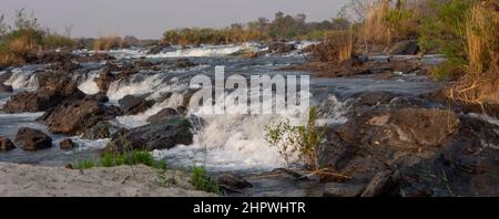 Langzeitaufnahme der Popa-Wasserfälle am Kwando-Fluss in Namibia, Afrika Stockfoto