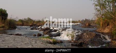 Langzeitaufnahme der Popa-Wasserfälle am Kwando-Fluss in Namibia, Afrika Stockfoto