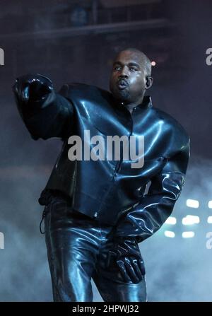 Miami, FL, USA. 22nd. Februar 2022. EXKLUSIVE Kanye West auf der Donda 2 Listening Party im LoanDepot Park in Miami, Florida am 22. Februar 2022. Quelle: Walik Goshorn/Media Punch/Alamy Live News Stockfoto