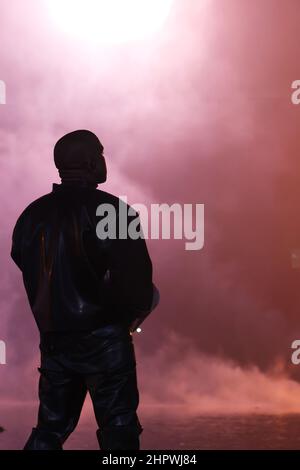 Miami, FL, USA. 22nd. Februar 2022. EXKLUSIVE Kanye West auf der Donda 2 Listening Party im LoanDepot Park in Miami, Florida am 22. Februar 2022. Quelle: Walik Goshorn/Media Punch/Alamy Live News Stockfoto