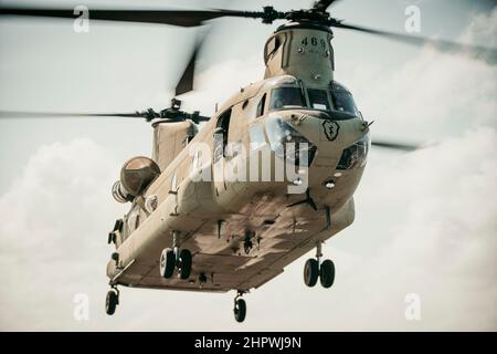 PAZIFISCHER OZEAN (Feb 18, 2022) Ein US Army CH-47F Chinook, der an 3rd Bataillon, 25th Aviation Regiment, 25th Combat Aviation Brigade angeschlossen ist, nähert sich dem Amphibientransportsdock USS Portland (LPD 27), während er Decklandequalifikationen durchführt, 18. Februar. Marineinfanteristen und Matrosen der Marine Expeditionary Unit 11th und der Amphibious Ready Group Essex führen Routineoperationen in der US-Flotte der 3rd durch. (USA Marine Corps Foto von Gunnery Sgt. Donald Holbert) Stockfoto