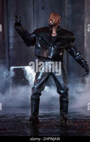 Miami, FL, USA. 22nd. Februar 2022. EXKLUSIVE Kanye West auf der Donda 2 Listening Party im LoanDepot Park in Miami, Florida am 22. Februar 2022. Quelle: Walik Goshorn/Media Punch/Alamy Live News Stockfoto