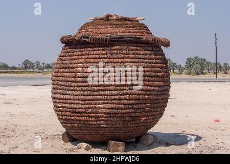 Großer brauner Korb, handgefertigt aus der Baumbaske. Diese Körbe werden zur Lagerung von Trockenprodukten verwendet. Lage: Namibia Stockfoto