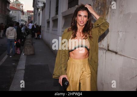 Mailand, Italien. 23rd. Februar 2022. Elisabetta Canalis kommt am 23. Februar 2022 in Mailand, Italien, zur Alberta Ferretti Fashion Show während der Milan Fashion Week Herbst/Winter 2022/2023. Kredit: Unabhängige Fotoagentur/Alamy Live Nachrichten Stockfoto