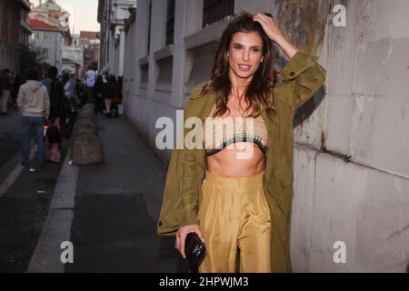 Mailand, Italien, 23. Februar 2022, Elisabetta Canalis kommt auf der Fashion Show Alberta Ferretti während der Milan Fashion Week Herbst/Winter 2022/2023 am 23. Februar 2022 in Mailand, Italien an. Stockfoto