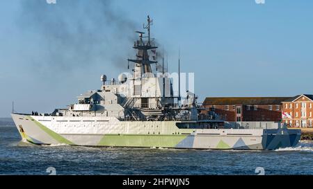 Das Royal Navy-Offshore-Patrouillenschiff HMS Severn (P282) verließ Portsmouth, Großbritannien, am Morgen des 17th. Februar 2022. Stockfoto