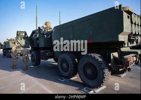 Die hoch mobilen Artilleriesysteme der US-Armee M-142 (HIMARS) werden an jeder Achse gewogen, um die Mittelmasse für den Transport während einer Trainingsübung auf dem Luftwaffenstützpunkt Al Dhafra, Vereinigte Arabische Emirate, zu bestimmen, 17. Februar 2022. Die Bravo Battery, das 3rd Bataillon, das 157th Field Artillery Regiment der Colorado Army National Guard und das 380th Expeditionary Logistics Readiness Squadron Air Transportation Function emulierten das schnelle Be- und Entladen der HIMARS in einen C-130 Herkules und die Durchführung einer Feuermission. (USA Foto der Luftwaffe von Staff Sgt. Nichola Ross) Stockfoto