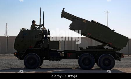 US Army Staff Sgt. Brenna Ray, Bravo Battery, 3rd Bataillon, 157th Field Artillery Regiment Colorado Army National Guard der hochmobile Artillery Rocket System Crew bereitet einen M-142 HIMARS vor, der während einer Trainingsübung auf dem Al Dhafra Air Base, Vereinigte Arabische Emirate, am 17. Februar 2022 abfeuern soll. Das Training emulierte das schnelle Be- und Entladen von HIMARS aus einer C-130 Hercules und die Durchführung einer Feuermission. (USA Foto der Luftwaffe von Staff Sgt. Nichola Ross) Stockfoto