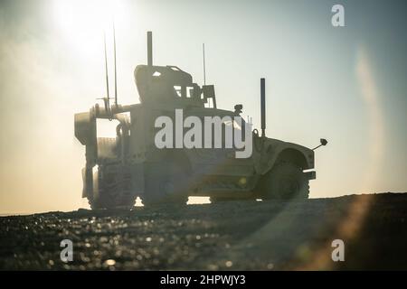 332d Air Expeditionary Wing Security Forces Airmen kehren nach Abschluss einer unfreundlichen Übung zur Erkennung eines kleinen unbemannten Flugzeugsystems in Südwestasien zum Normalbetrieb zurück 12. Februar 2022. (USA Luftwaffe Foto von Master Sgt. Christopher Parr) Stockfoto