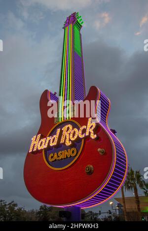 USA Mississippi MS Biloxi Gulf Coast, das Hard Rock Hotel und Casino in der Abenddämmerung mit Neon-Gitarre Stockfoto