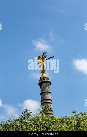 Säule in fontaine du Pamier mit vergoldeten Engeln mit Flügeln, die den Sieg symbolisieren Stockfoto