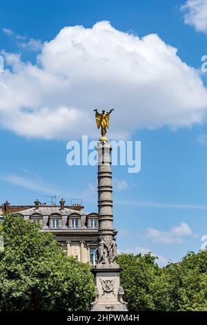 Säule in fontaine du Pamier mit vergoldeten Engeln mit Flügeln, die den Sieg symbolisieren Stockfoto