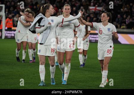 Wolverhampton, Großbritannien. 23rd. Februar 2022. Wolverhampton, England, Februar England-Spieler feiern den Gewinn des Turniers nach dem Arnold Clark Fußballspiel zwischen England und Deutschland im Molineux Stadium in Wolverhampton, England Natalie Mincher/SPP Credit: SPP Sport Press Photo. /Alamy Live News Stockfoto