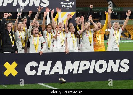 Wolverhampton, Großbritannien. 23rd. Februar 2022. Wolverhampton, England, Februar England-Spieler feiern den Gewinn des Turniers nach dem Arnold Clark Fußballspiel zwischen England und Deutschland im Molineux Stadium in Wolverhampton, England Natalie Mincher/SPP Credit: SPP Sport Press Photo. /Alamy Live News Stockfoto