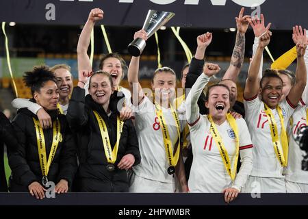 Wolverhampton, Großbritannien. 23rd. Februar 2022. Wolverhampton, England, Februar England-Spieler feiern den Gewinn des Turniers nach dem Arnold Clark Fußballspiel zwischen England und Deutschland im Molineux Stadium in Wolverhampton, England Natalie Mincher/SPP Credit: SPP Sport Press Photo. /Alamy Live News Stockfoto