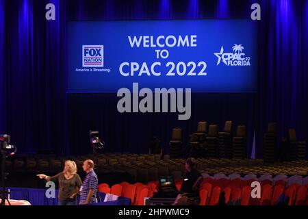 Orlando, Usa. 23rd. Februar 2022. Die Arbeiter bereiten sich auf das Treffen der Conservative Political Action Conference (CPAC) im Jahr 2022 vor.der ehemalige US-Präsident Donald Trump wird bei der viertägigen Versammlung sprechen, ebenso wie Florida Gov. Ron DeSantis. Kredit: SOPA Images Limited/Alamy Live Nachrichten Stockfoto