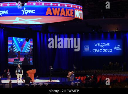 Orlando, Usa. 23rd. Februar 2022. Die ArbeiterInnen bereiten die Bühne für das Treffen der Conservative Political Action Conference (CPAC) 2022 vor.der ehemalige US-Präsident Donald Trump wird bei der viertägigen Versammlung sprechen, ebenso wie Florida Gov. Ron DeSantis. A (Foto von Paul Hennessy/SOPA Images/Sipa USA) Quelle: SIPA USA/Alamy Live News Stockfoto