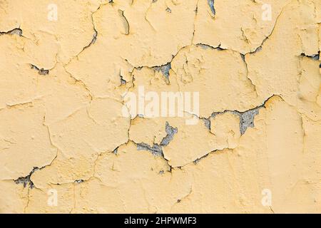 Hintergrund, abblätternde gelbe und weiße Farbe auf eine raue Oberfläche Stockfoto