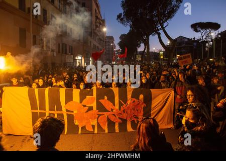 Rom, Italien. 22nd. Februar 2022. Von antifaschistischen Militanten organisierte Demonstration zum Gedenken an Valerio Verbano. Valerio Verbano war ein militanter Kämpfer der Autonomia Operaia, der 1980 während der Führungsjahre ermordet wurde. (Bild: © Matteo Nardone/Pacific Press via ZUMA Press Wire) Stockfoto