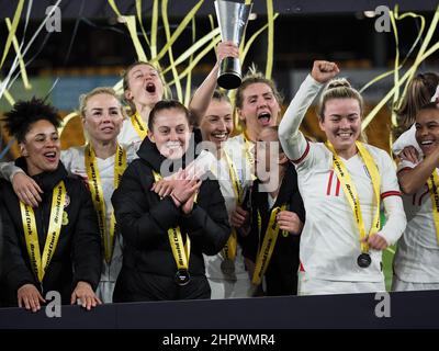 Wolverhampton, Großbritannien. 23rd. Februar 2022. Wolverhampton, England, Februar England-Spieler feiern den Gewinn des Turniers nach dem Arnold Clark Fußballspiel zwischen England und Deutschland im Molineux Stadium in Wolverhampton, England Natalie Mincher/SPP Credit: SPP Sport Press Photo. /Alamy Live News Stockfoto