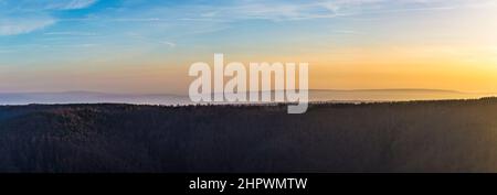 Malerische Wald von Kyffhaeuser Denkmal im Sonnenuntergang gesehen Stockfoto