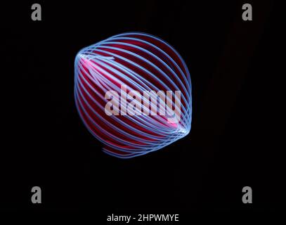 Kreisel, dunkler Hintergrund, geometrische Form, abstrakte Figuren, Lichtspiel, Bewegung, Pendelfotografie, Baden-Baden, Baden-Württemberg Stockfoto