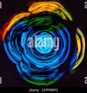Kreisel, dunkler Hintergrund, geometrische Form, abstrakte Figuren, Lichtspiel, Bewegung, Pendelfotografie, Baden-Baden, Baden-Württemberg Stockfoto