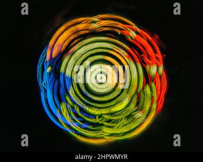 Kreisel, dunkler Hintergrund, geometrische Form, abstrakte Figuren, Lichtspiel, Bewegung, Pendelfotografie, Baden-Baden, Baden-Württemberg Stockfoto