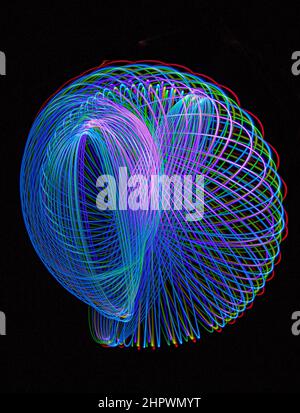 Kreisel, dunkler Hintergrund, geometrische Form, abstrakte Figuren, Lichtspiel, Bewegung, Pendelfotografie, Baden-Baden, Baden-Württemberg Stockfoto