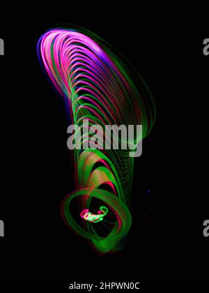 Kreisel, dunkler Hintergrund, geometrische Form, abstrakte Figuren, Lichtspiel, Bewegung, Pendelfotografie, Baden-Baden, Baden-Württemberg Stockfoto
