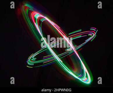 Kreisel, dunkler Hintergrund, geometrische Form, abstrakte Figuren, Lichtspiel, Bewegung, Pendelfotografie, Baden-Baden, Baden-Württemberg Stockfoto