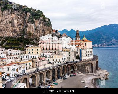 Herrliche Aussicht Sonnentag in Amalfi. comune an der Amalfiküste (Costiera Amalfitana) Italien Stockfoto