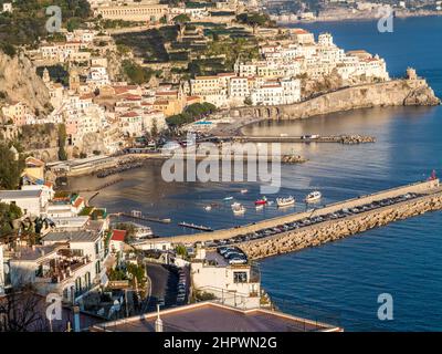 Herrliche Aussicht Sonnentag in Amalfi. comune an der Amalfiküste (Costiera Amalfitana) Italien Stockfoto