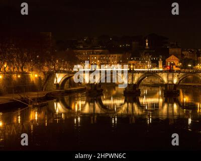 Ponte Sant Sisto in den Tiber wider, St. Peter Dom im Hintergrund, Rom, Italien Stockfoto