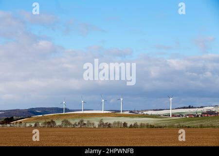 Vier Windkraftanlagen in ländlichen Landschaft im Winter Stockfoto