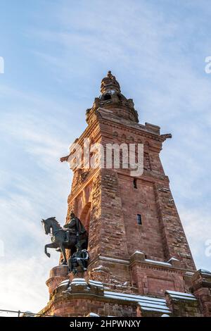 Wilhelm I.-Denkmal auf Kyffhaeuser Berg Thüringen, Deutschland unter blauem Himmel Stockfoto
