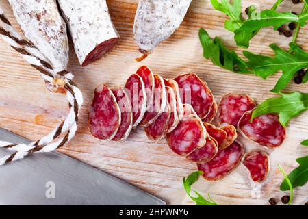 Traditionelle spanische dünne Salami-Wurst Fuet, in Scheiben geschnitten Stockfoto