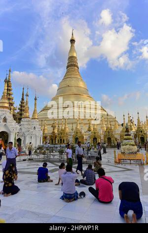 Hauptplatz, Shwedagon Pagode, Yangon, Myanmar Stockfoto