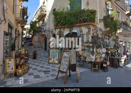 Corso umberto, Gasse mit Souvenirläden, Taormina, Sizilien, Italien Stockfoto