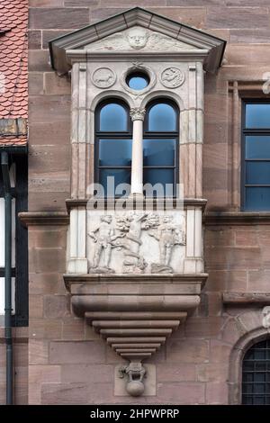 Sandsteinchor in italienischer Renaissance-Form, mit Relief vom Sündenfall, Tucherschloiss, Hirschelgasse 11, Nürnberg Mittelfranken Stockfoto