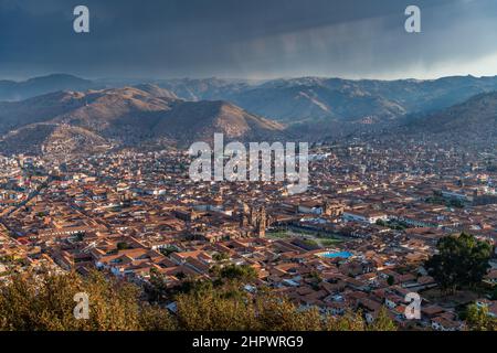 Blick auf die Stadt, Gewitter über dem Tal von Cusco, Mirador del Cristo Blanco, Cusco, Peru Stockfoto