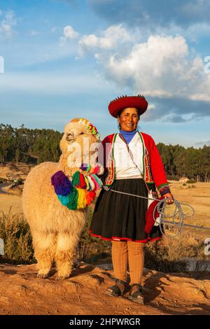 Inka-Frau mit Alpaka, Mirador del Cristo Blanco, Cusco, Peru Stockfoto